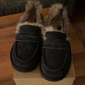 Bought new, worn once
Black Ellis Loafer, UGG, size 8